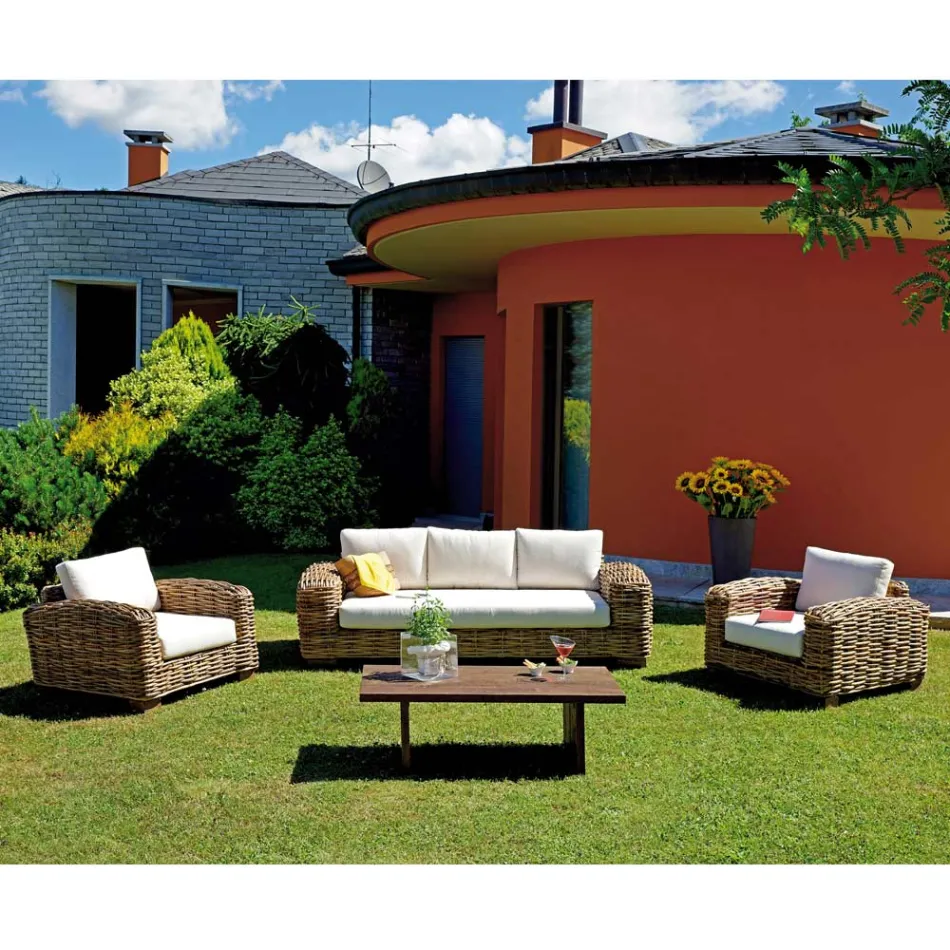 Salón de jardín de ratán con mesa de centro de madera y cojines - Hugues Viadurini