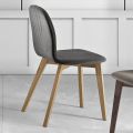 Silla con asiento monocasco de tela y patas de madera Made in Italy - Nezoku