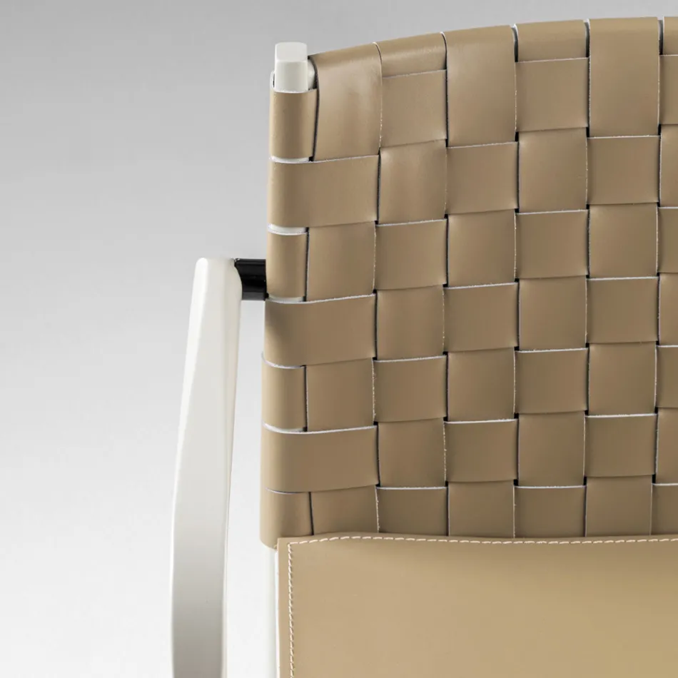 Silla de lujo en haya lacada en beige y cuero tejido Made in Italy - Nora Viadurini
