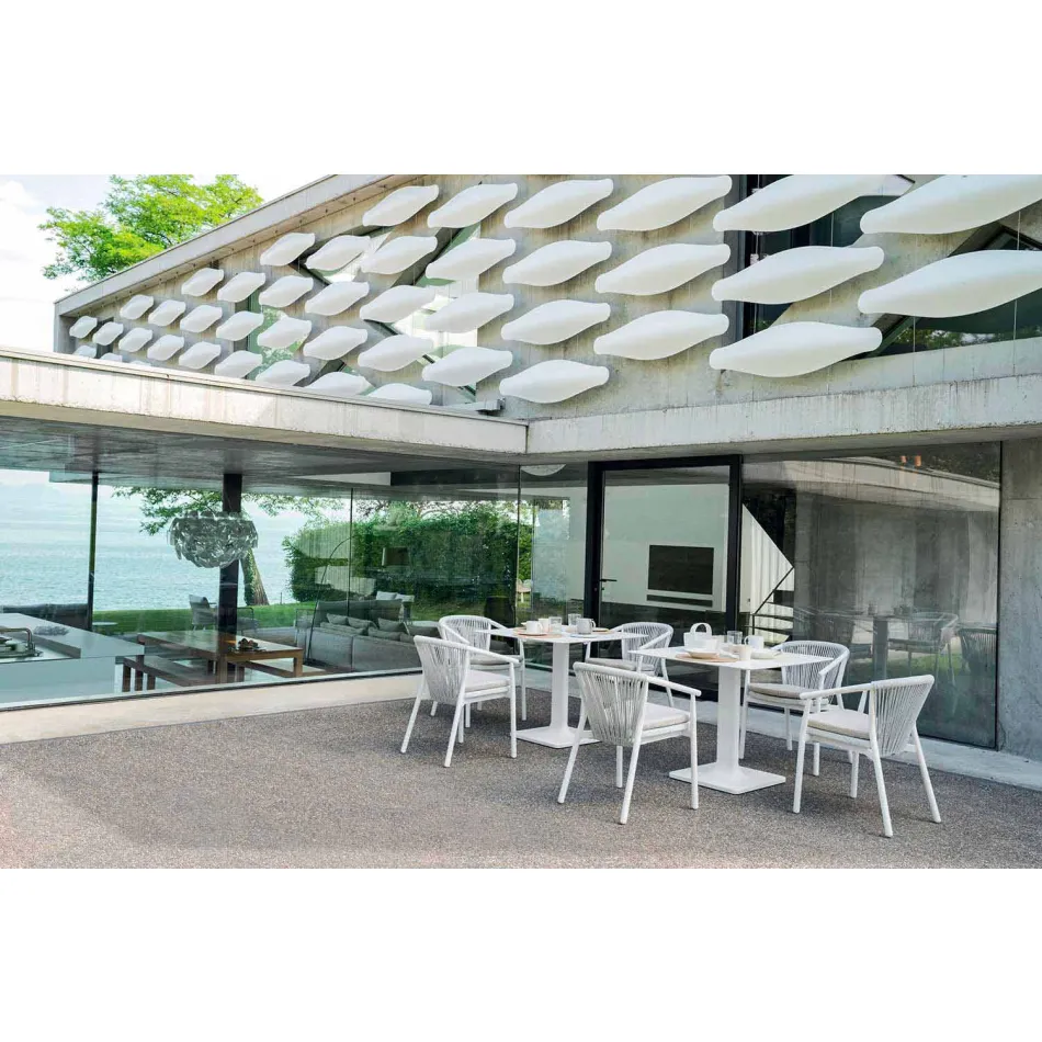 Silla apilable para exteriores con reposabrazos acolchados Al. 73 cm - Smart by Varaschin Viadurini