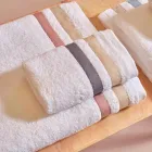 Juego de toallas faciales para invitados de algodón de rizo con doble volante Serenity Viadurini