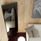 Espejo de pared con puerta que se abre y percheros Made in Italy - Boro Viadurini