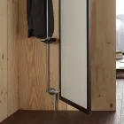 Espejo de pared con puerta que se abre y percheros Made in Italy - Boro Viadurini