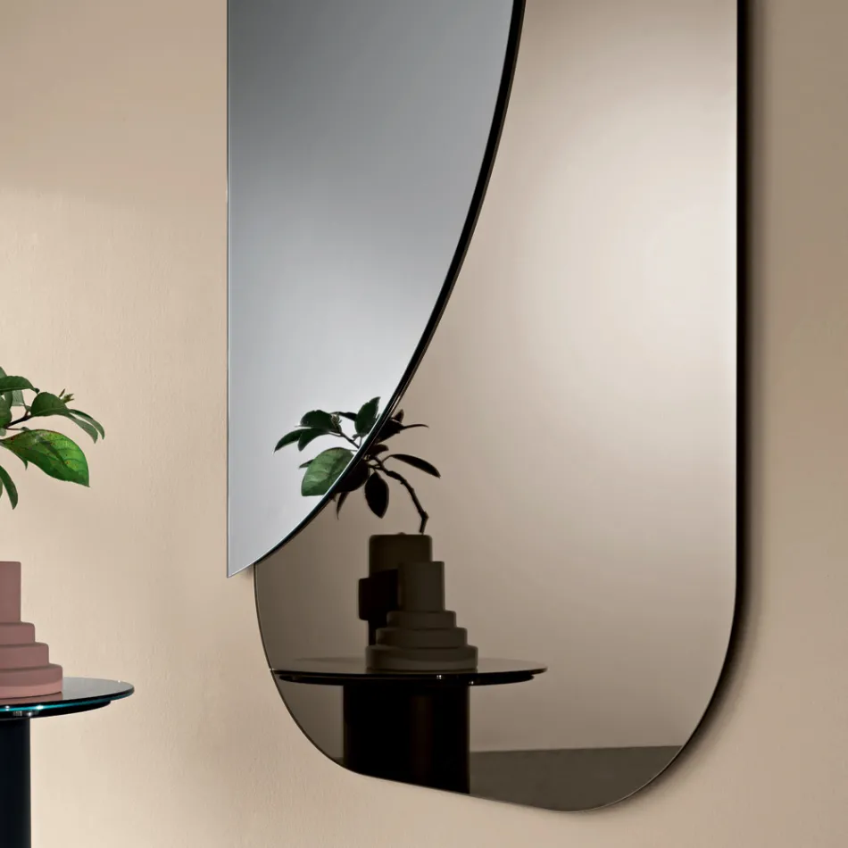 Espejo fabricado con dos láminas superpuestas con forma, hecho en Italia - Adelaida Viadurini