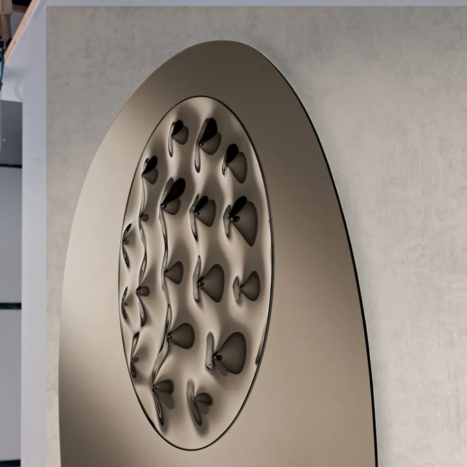 Espejo con forma y cristal ondulado insertado, fabricado en Italia - Adalberta Viadurini