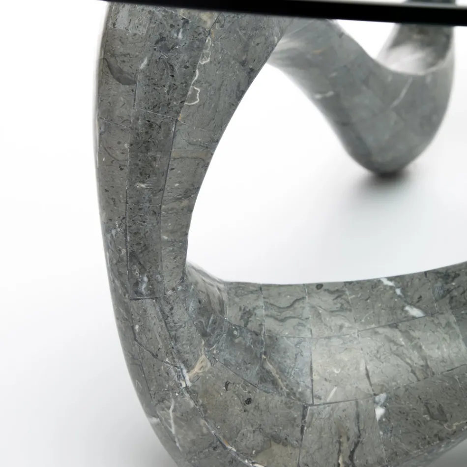 Mesa de centro con tapa de cristal y base de piedra fósil - California Viadurini