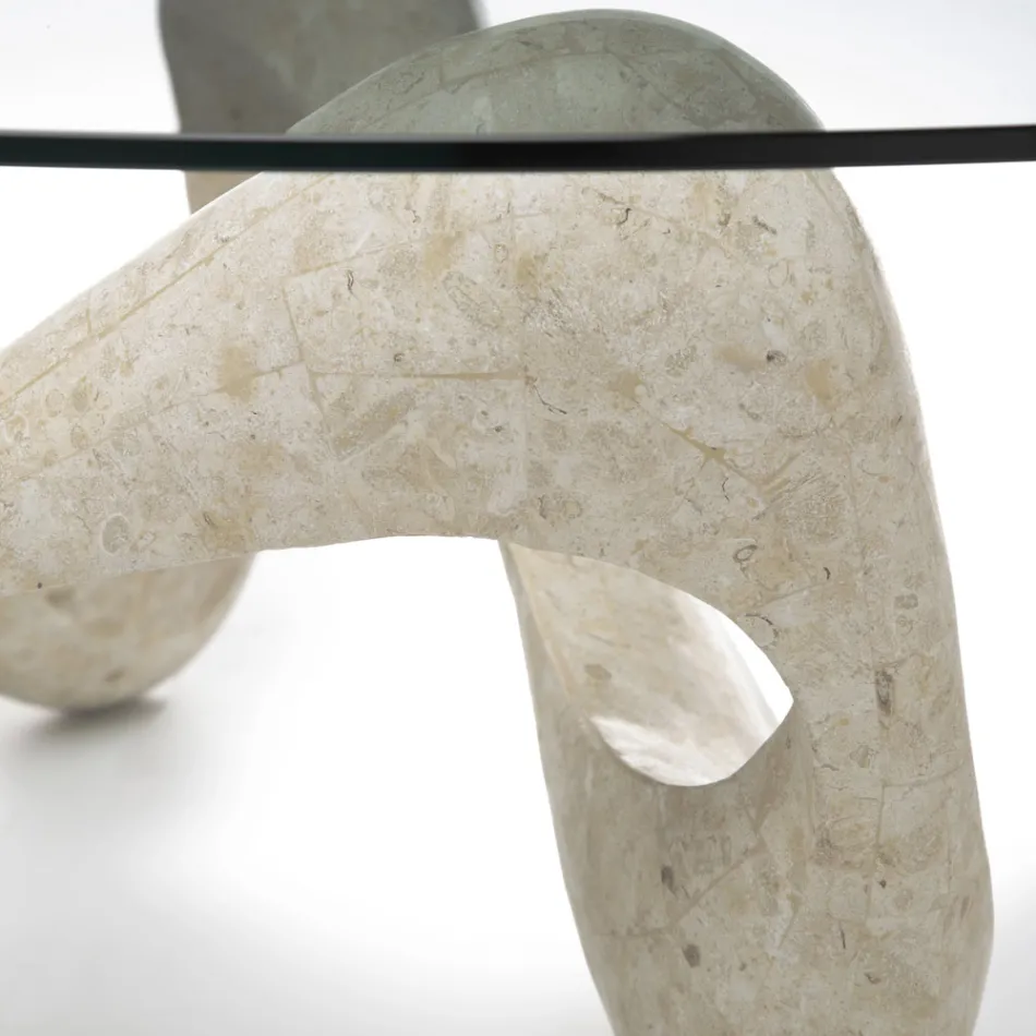 Mesa de centro con tapa de cristal y base de piedra fósil - California Viadurini