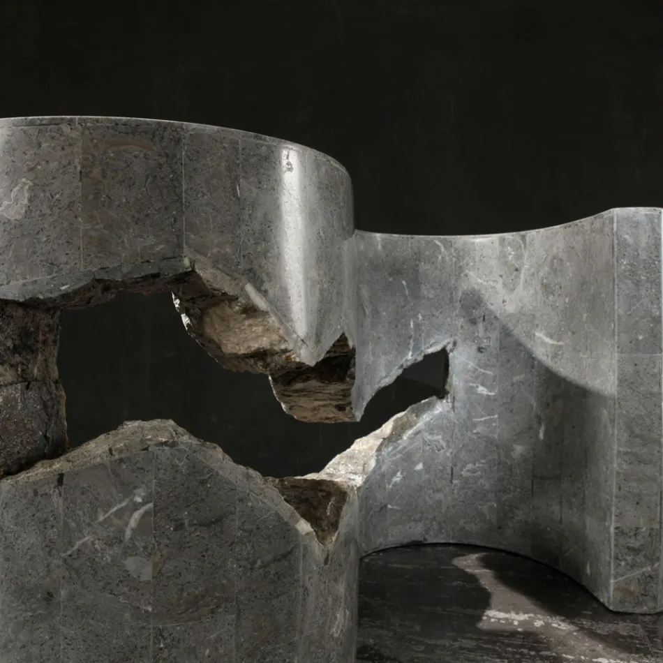 Mesa de centro de vidrio templado con base de piedra fósil - Jordan Viadurini