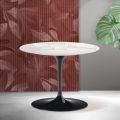 Mesa de centro redonda Tulip de Saarinen, 41 cm de altura, en cerámica mate Florim Calacatta Gold - Scarlet