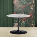 Mesita Tulip Saarinen con tablero ovalado de mármol arabesco Alt. 39 Made in Italy - Escarlata