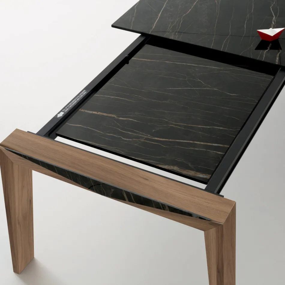 Mesa extensible hasta 2,4 m en madera maciza y tapa de cerámica - Antares Viadurini