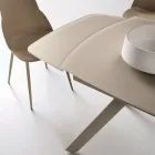 Mesa extensible de hasta 210 cm en cristal y metal pintado - Naxos Viadurini