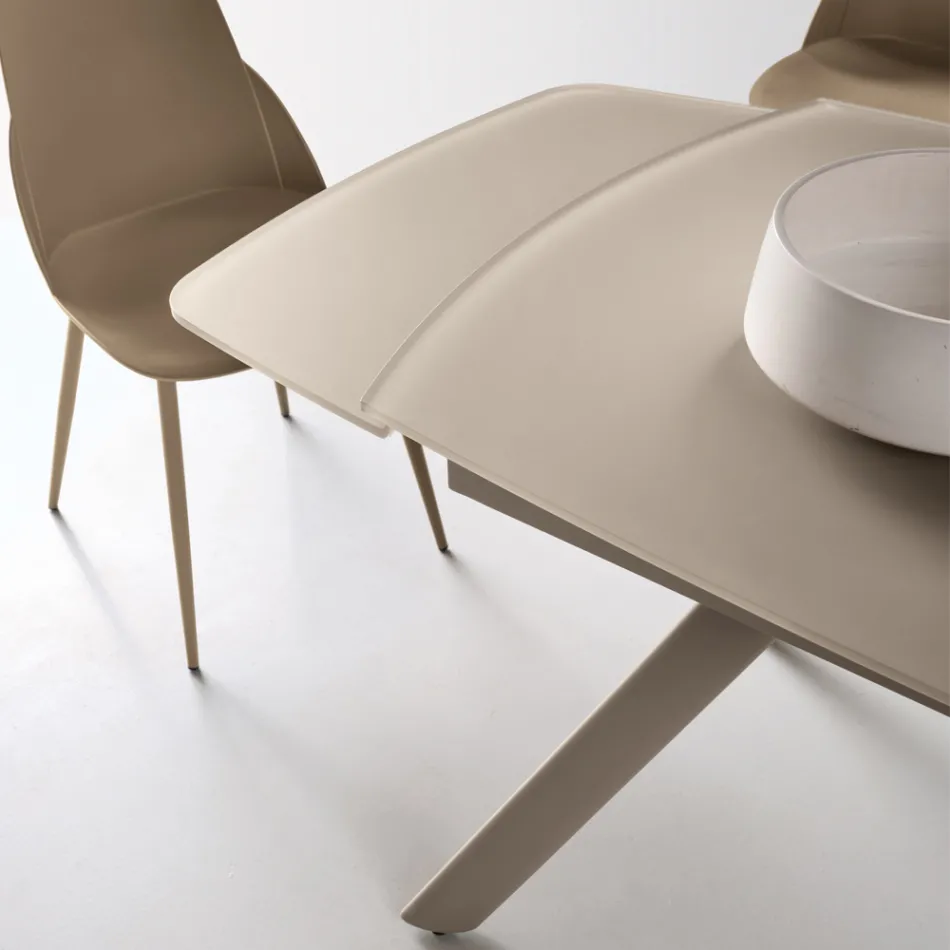 Mesa extensible de hasta 210 cm en cristal y metal pintado - Naxos Viadurini