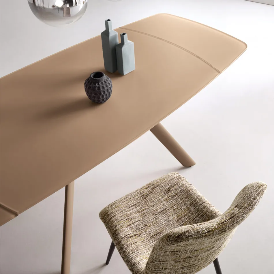 Mesa extensible de hasta 210 cm en cristal y metal pintado - Naxos Viadurini