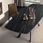 Mesa metálica extensible con tablero de gres porcelánico efecto mármol - Vittorio Viadurini