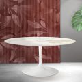 Mesa extensible Tulip de Saarinen, 74 cm de altura, en cerámica mate Florim Calacatta Gold - Escarlata