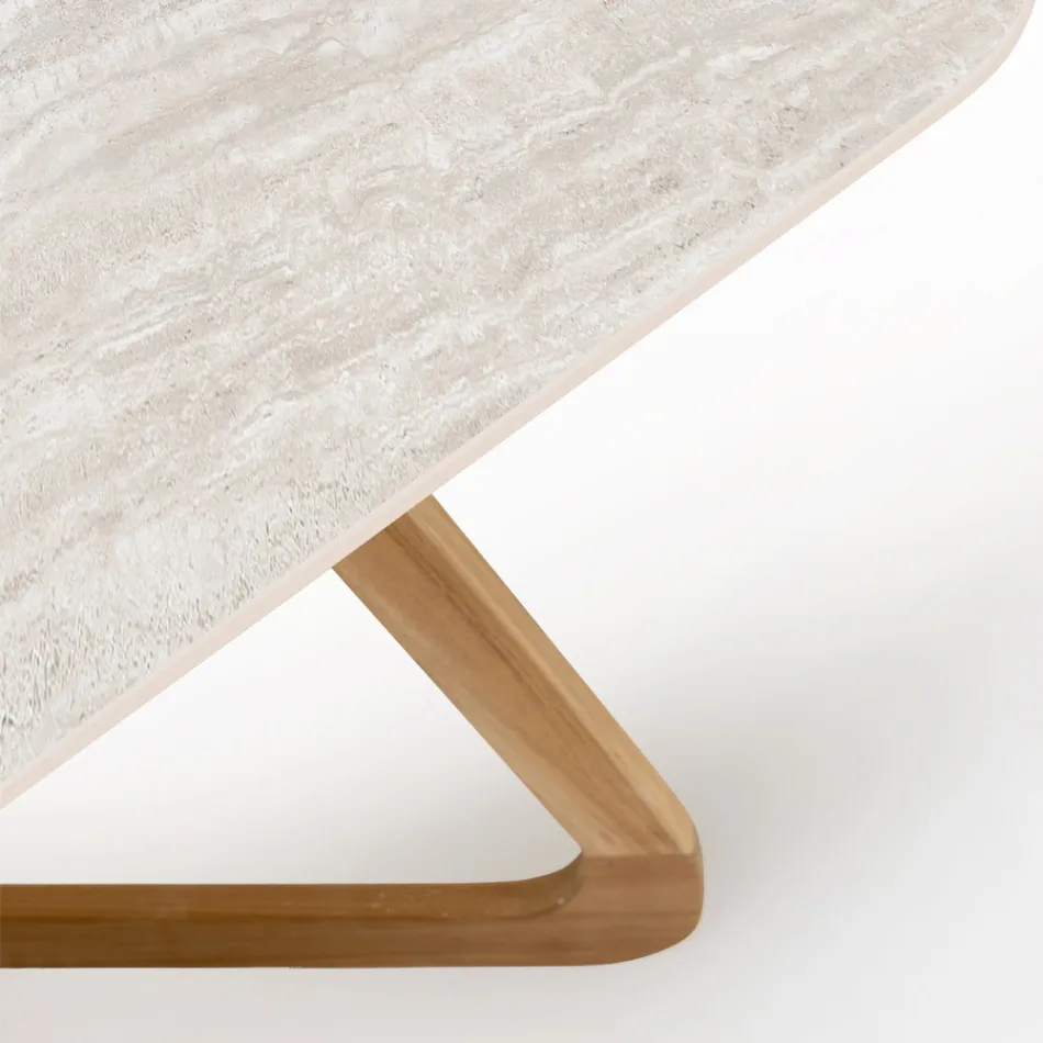 Mesa con base de madera y tapa de cerámica travertino claro - Infinity Viadurini