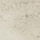 Mesa con base de madera y tapa de cerámica travertino claro - Infinity Viadurini