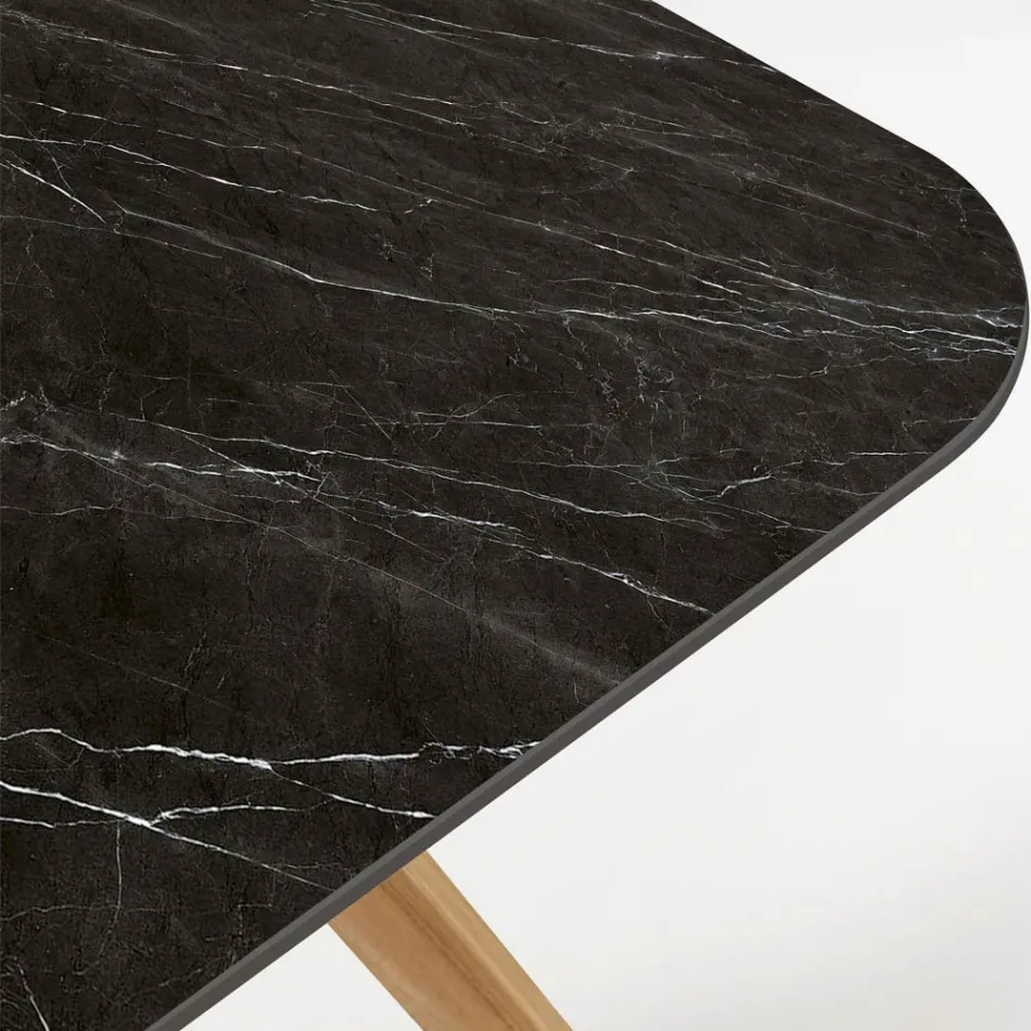 Mesa de exterior con base de madera y tapa de cerámica Marquinia negra - Infinity Viadurini