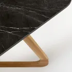 Mesa de exterior con base de madera y tapa de cerámica Marquinia negra - Infinity Viadurini