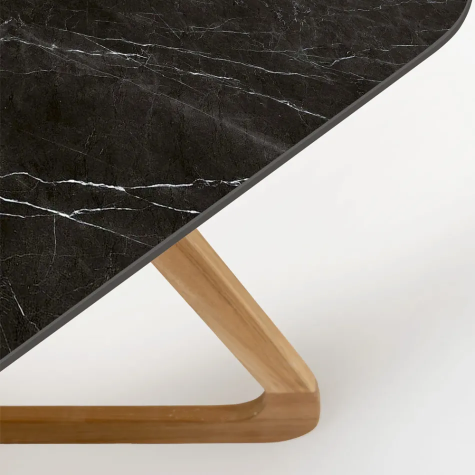 Mesa de exterior con base de madera y tapa de cerámica Marquinia negra - Infinity Viadurini