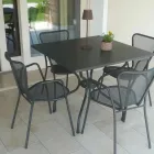 Mesa de exterior Lirion de metal pintado en dos tamaños, fabricada en Italia. Viadurini