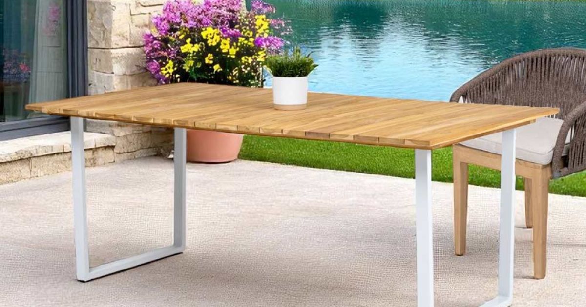 Mesa de exterior con tablero de teca natural cepillada