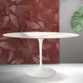 Mesa ovalada Tulip Saarinen de 74 cm de altura en cerámica Florim Statuario mate - Escarlata