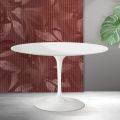 Mesa redonda Tulip de Saarinen, 74 cm de altura, en cerámica Florim blanca mate - Scarlet
