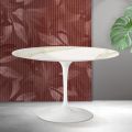Mesa redonda Tulip de Saarinen, 74 cm de altura, en cerámica mate Florim Calacatta Gold - Escarlata