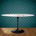 Mesa Tulipán de Eero Saarinen, ovalada, de 74 cm de altura, en cerámica Aura 22, fabricada en Italia - Escarlata
