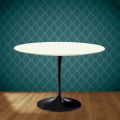 Mesa Tulip de Eero Saarinen, redonda, de 74 cm de altura, en cerámica Moonè, fabricada en Italia - Escarlata