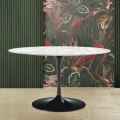 Mesa Tulip Saarinen H 74 con tapa ovalada de mármol de Carrara Made in Italy - Scarlet