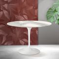 Mesa Tulip Saarinen Al. 74 cm de cerámica mate Florim Statuario - Escarlata
