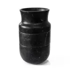 Decoración de jarrón en mármol blanco de Carrara y diseño de marquinia negra - Calar Viadurini