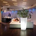 Jarrón alto iluminado para interiores en polietileno perlado, fabricado en Italia - Devid Viadurini