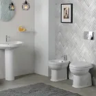 Inodoro cerámico de pie con asiento de poliéster y diseño moderno - Sílice Viadurini