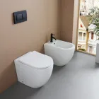 Inodoro de pie con asiento de cierre suave en cerámica blanca - Elm Viadurini