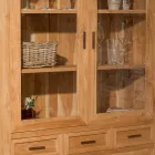 Vitrina de salón Sanda de teca maciza con 4 puertas y 3 cajones Viadurini
