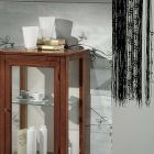 Vitrina con estantes de cristal y respaldo tapizado Made in Italy - Assur Viadurini